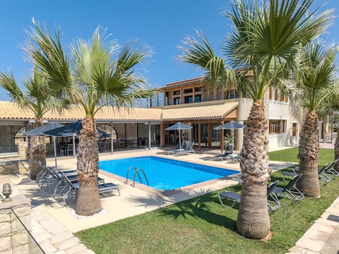 Golden sand beachfront villa, 6 Bedrooms, Rethymno