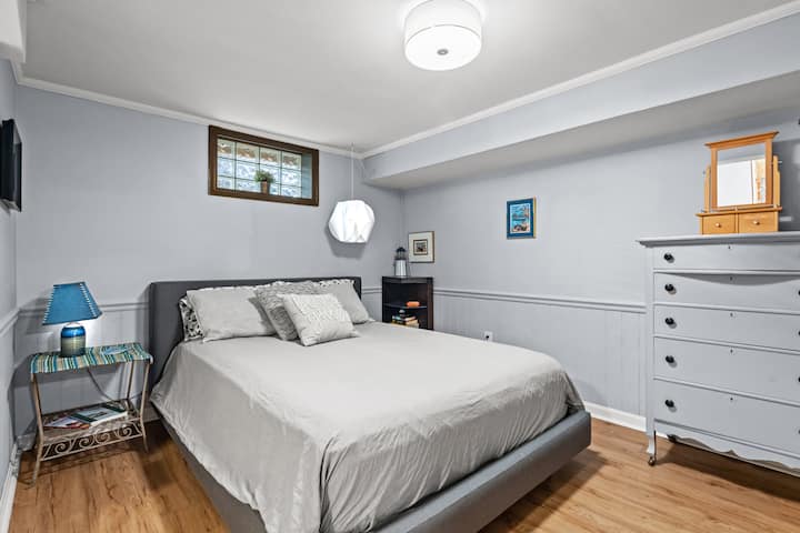 ห้องนอนส่วนตัวที่มีบรรยากาศร่วมสมัยมีผ้านวมและผ้าปูที่นอนใหม่ให้ บริการทำความสะอาดและซักรีดผ้าปูที่นอนและผ้าขนหนูรายสองสัปดาห์