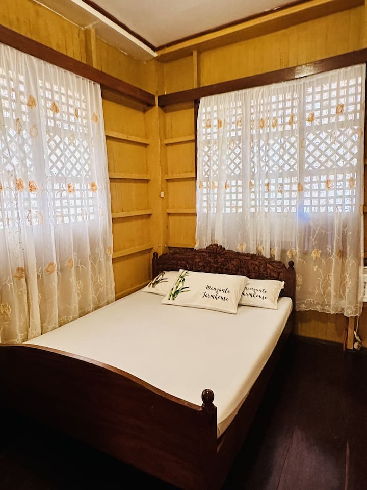 Спалня 2 - 2 - етаж

*Шкафове .*
С климатик с разделен тип (подобрен).
* Може да се монтира единичен матрак или единичен разтегателен диван.