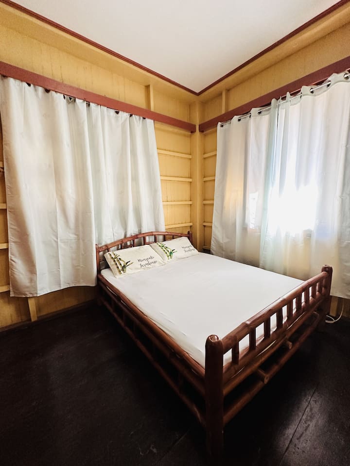 Спалня 3 - 2 - ри етаж

*Шкафове .*
С климатик с разделен тип (подобрен).
* Може да се монтира единичен матрак или единичен разтегателен диван.