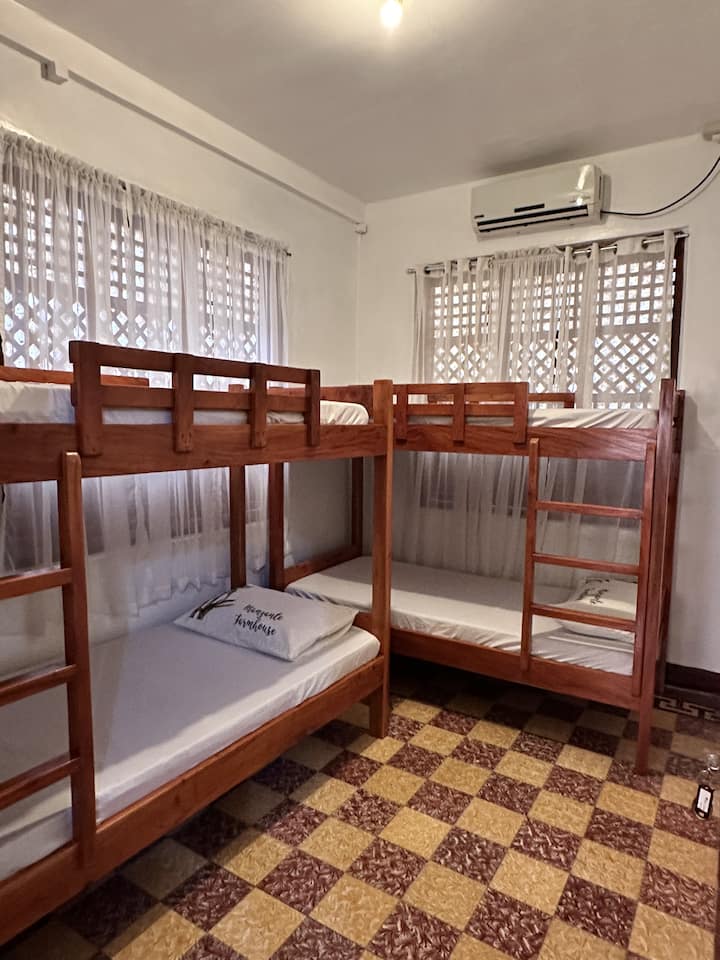 Спалня на 1 - ви етаж с 2 двуетажни легла.