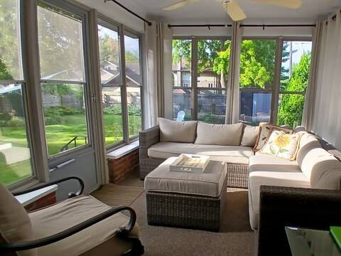 Mid-Century on Boulevard - 2 Miles From Town