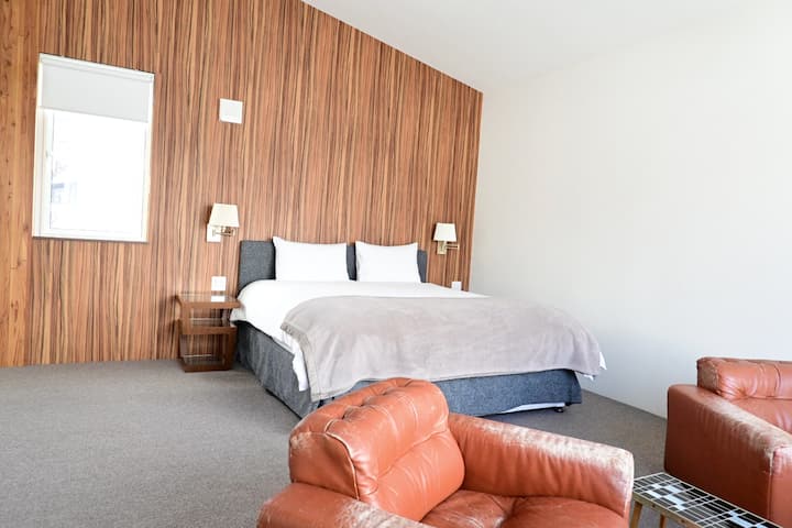 主卧配备超大号双人床和复古皮革扶手椅，配备全地暖