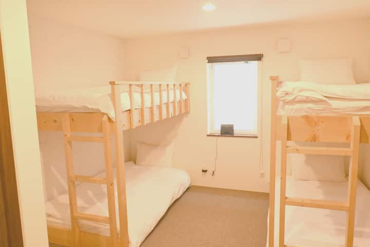 两张双层床，可睡4人