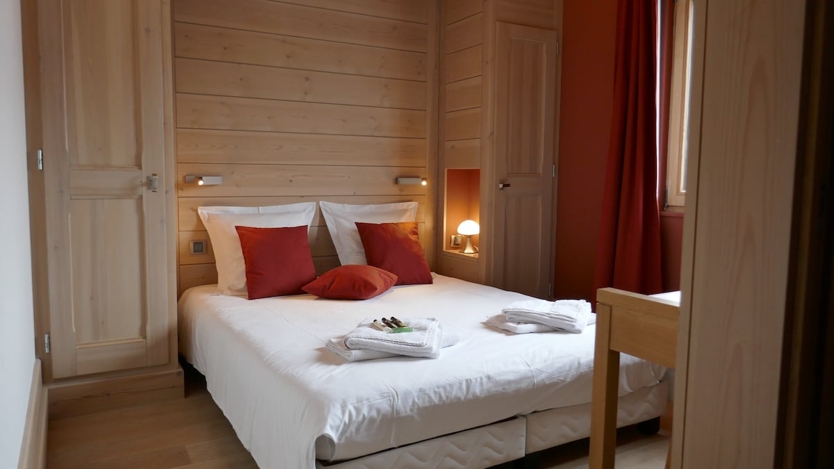 אווירת עץ בהיר, פונה צפונה, לכיוון רכס ההרים פיז