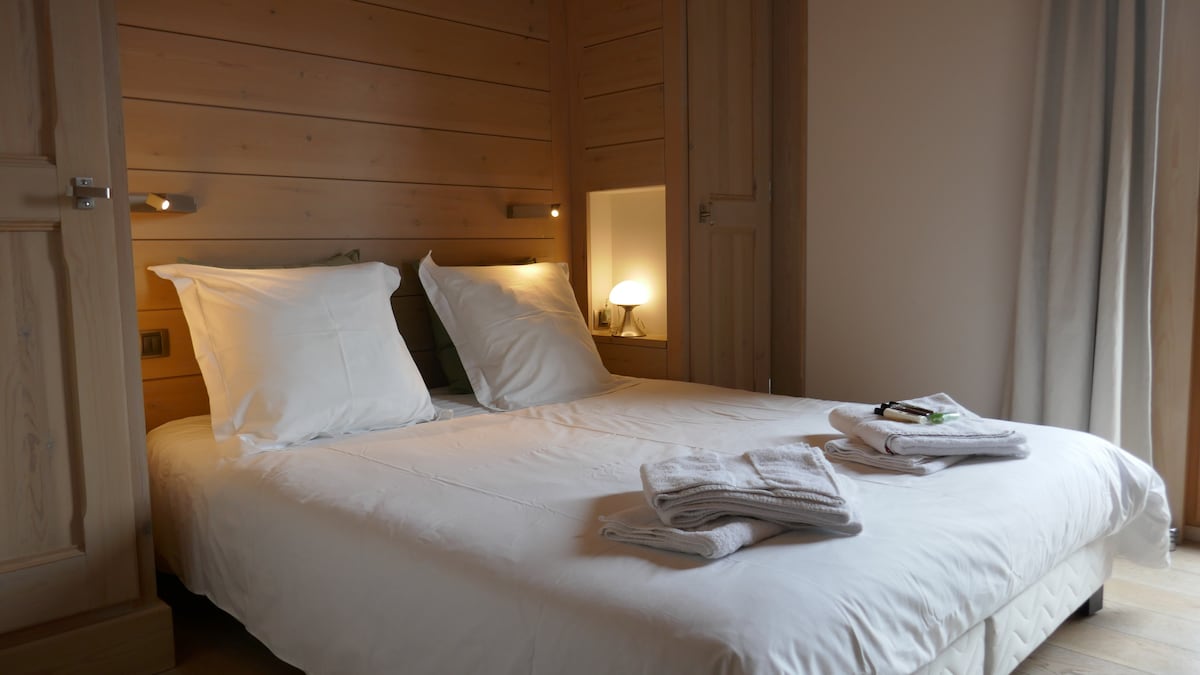 אווירת עץ בהירה, מוארת, פונה מזרח - מזרחית, גישה ישירה למרפסת, נוף מחט גאוטר ומון בלאן