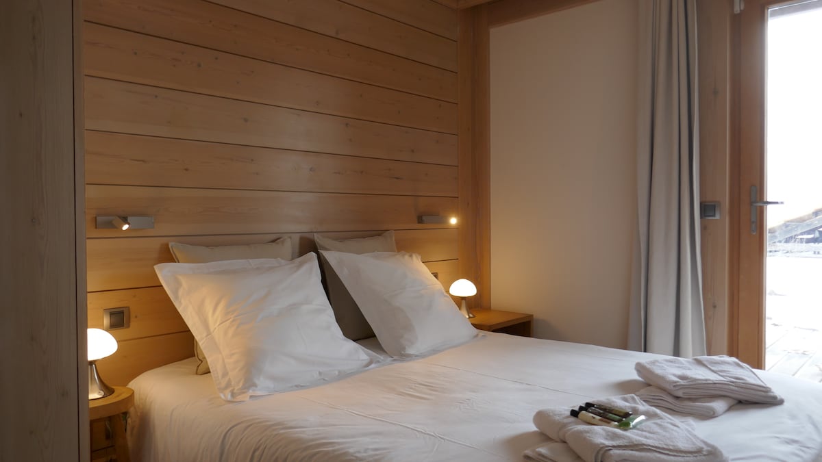 חדר שינה עם חדר רחצה ושירותים נפרדים