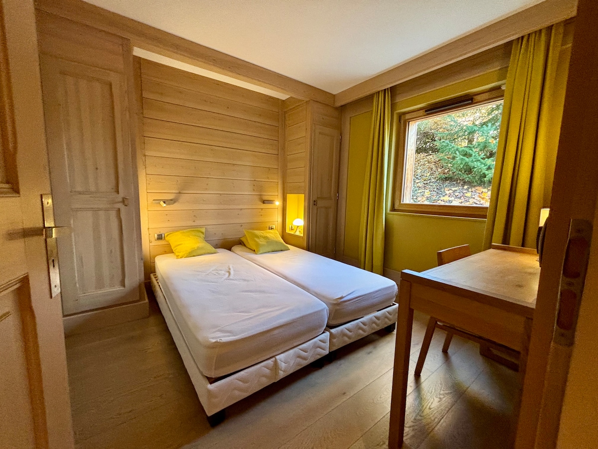 חדר עץ בהיר, 2 מיטות יחיד או מיטה זוגית 160x200