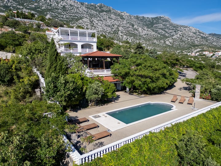 Villa with pool apartman 1 (4+2)