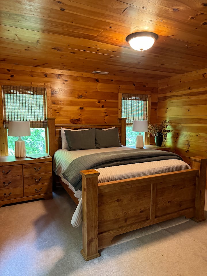 Dormitorio 1: cama tamaño queen con TV en el piso superior 
Excelentes vistas de los bosques circundantes y siempre ciervos por la mañana. 