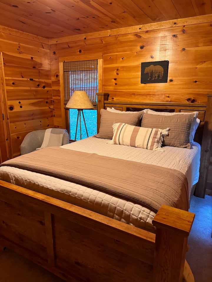 Dormitorio 3:
 El dormitorio en el piso principal tiene una cama tamaño queen y excelentes vistas de la parte trasera y el patio lateral donde con frecuencia vemos familias de ciervos. Hay un baño completo en este piso.