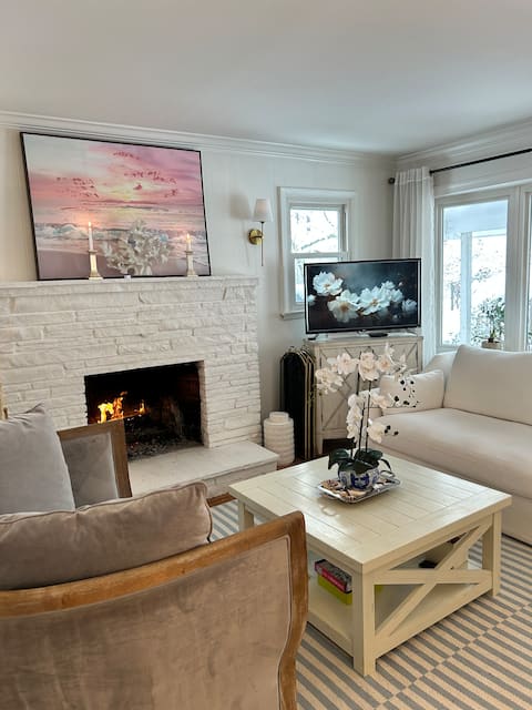 Light, Bright and Comfortable! No cleaning fee!