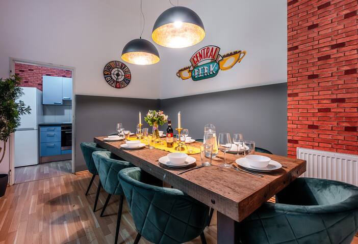 4Br+2.5Bath Cool F.R.I.E.N.D.s | Old Town gallery image 2