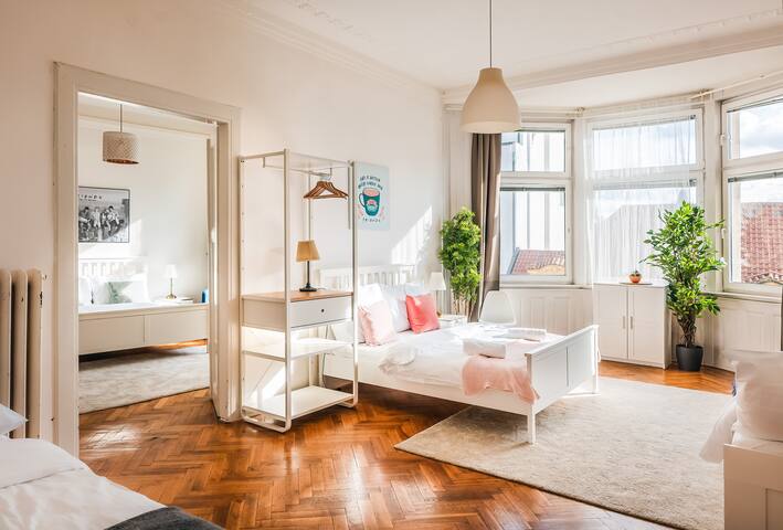 4Br+2.5Bath Cool F.R.I.E.N.D.s | Old Town gallery image 3