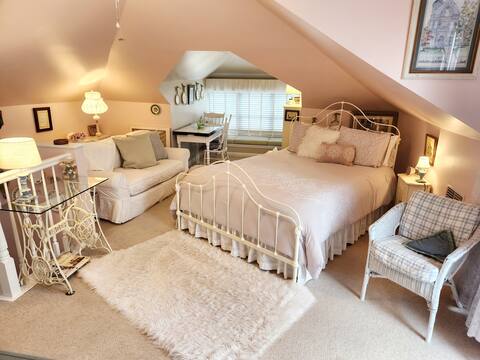 Entire 3rd-floor suite | balcony