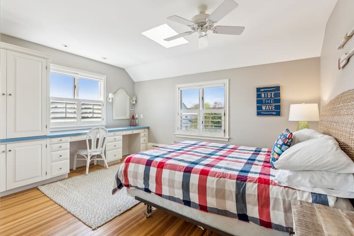 Partial Oceanview - Second Floor Queen BR
