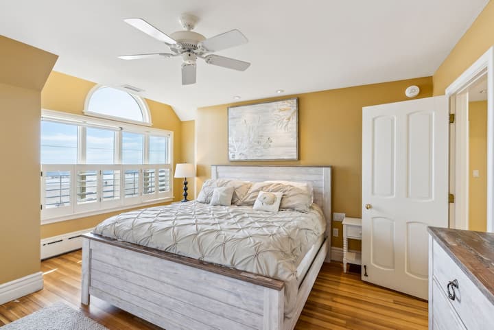 Oceanfront View - Master BR w King Bed and Private Bath