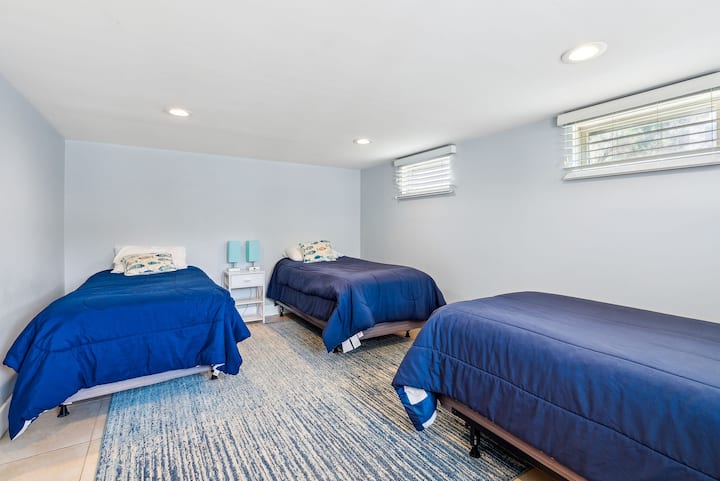 Limited Oceanview - Lower Level BR with Three Twins