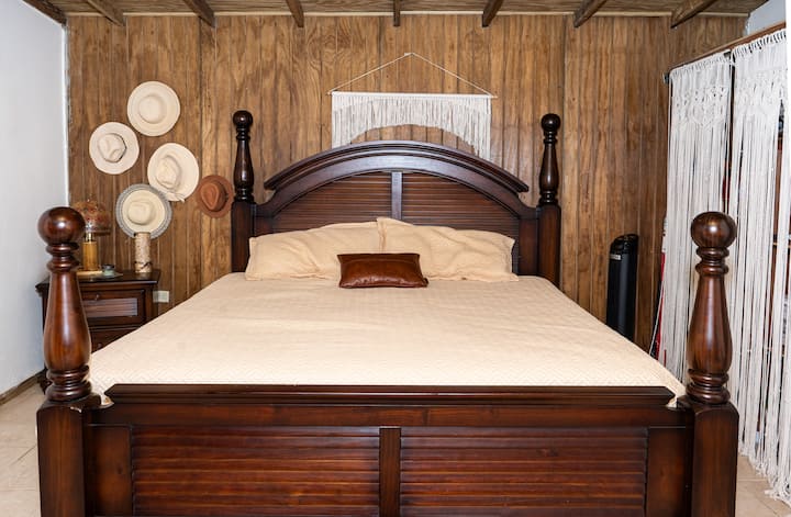 เราซื่อสัตย์มากเมื่อเราอธิบายบ้านของเรา ทำจากไม้อย่างสมบูรณ์ตั้งอยู่บนสันเขาที่ซึ่งสภาพอากาศหนาวเย็นและสามารถสัมผัสได้ถึงความชื้น อย่างไรก็ตามเราทำความสะอาดและลดความชื้นบ่อยๆ