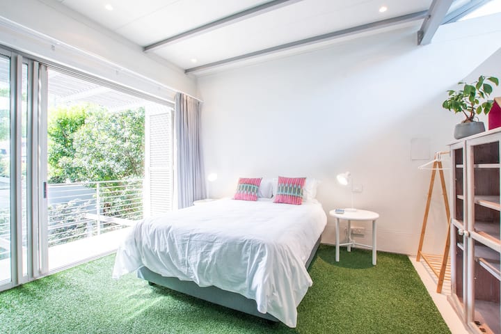 B房的第三间卧室（爱彼迎房源中的7号卧室）配有一张加大双人床、套房卫生间和桌山的壮丽景色。  