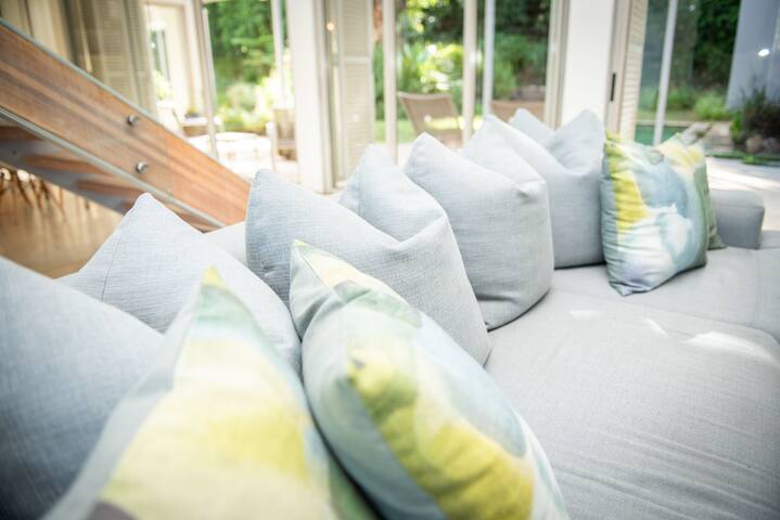 Modern neighbouring homes & cottage (sleeps 18) gallery image 5