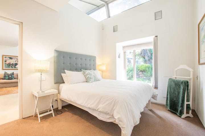 B栋的花园小屋设有一间带套房的双人卧室，配备一张标准双人床，可欣赏郁郁葱葱的花园景观。