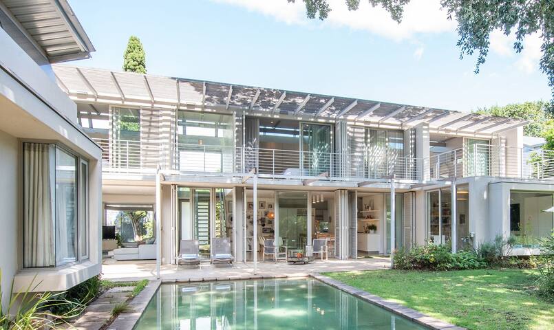 Modern neighbouring homes & cottage (sleeps 18)