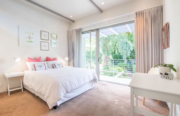 B房的第二间卧室（爱彼迎房源中的6号卧室）配有超大双人床、宽敞的橱柜空间、套房卫生间和壮丽的桌山景观。  