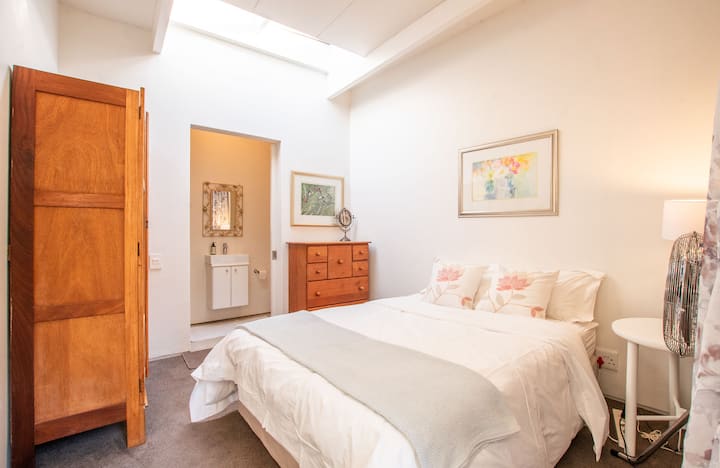 A房有一间独立的底层卧室，位置偏僻，如果需要额外空间/无法爬楼梯，则在某些预订中使用。  它位于主屋后方。  套房设施包括淋浴间和厕所。 