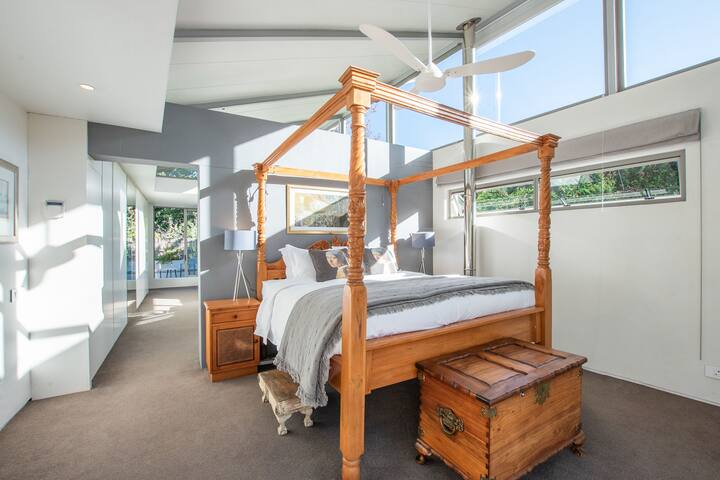 A房的主卧配有一张加长加深的加大双人床，可俯瞰桌山（Table Mountain）和花园及露台。  