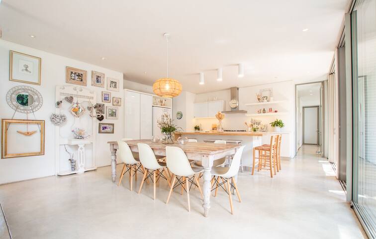 Modern neighbouring homes & cottage (sleeps 18) gallery image 4