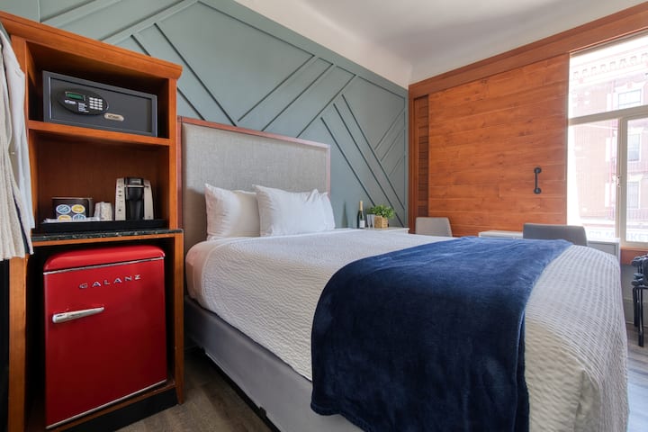 Cómoda cama tamaño queen con lino fresco y limpio.  
Mininevera, cafetera Keurig para una taza de café recién hecho, caja fuerte con código de acceso digital para tus objetos de valor.   Escritorio y silla con enchufes.   Ventana grande para luz solar y aire fresco