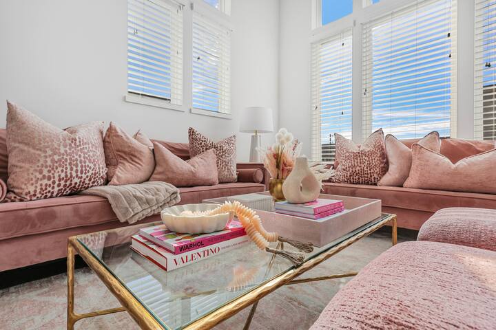 The Nashville Dollhouse-2mi to Broadway/Sleeps 12! gallery image 2