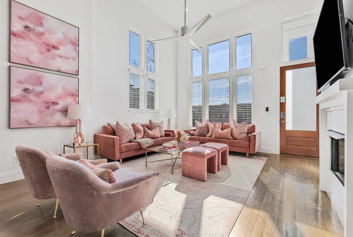 The Nashville Dollhouse-2mi to Broadway/Sleeps 12! gallery image 5