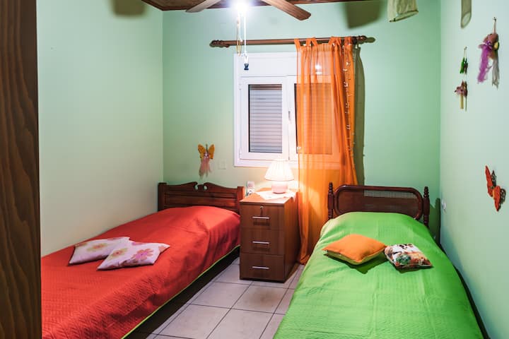 ห้องนอนเตียงแฝดที่สว่างและอบอุ่นเหมาะสำหรับเพื่อนๆที่จะแบ่งปัน