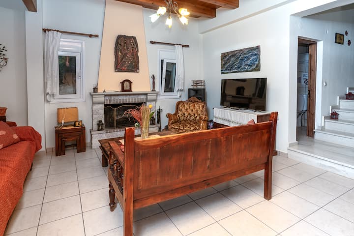 ห้องนั่งเล่นที่อบอุ่นพร้อมเตาผิงที่อบอุ่นการตกแต่งด้วยไม้ที่สง่างามและบรรยากาศที่น่าอยู่