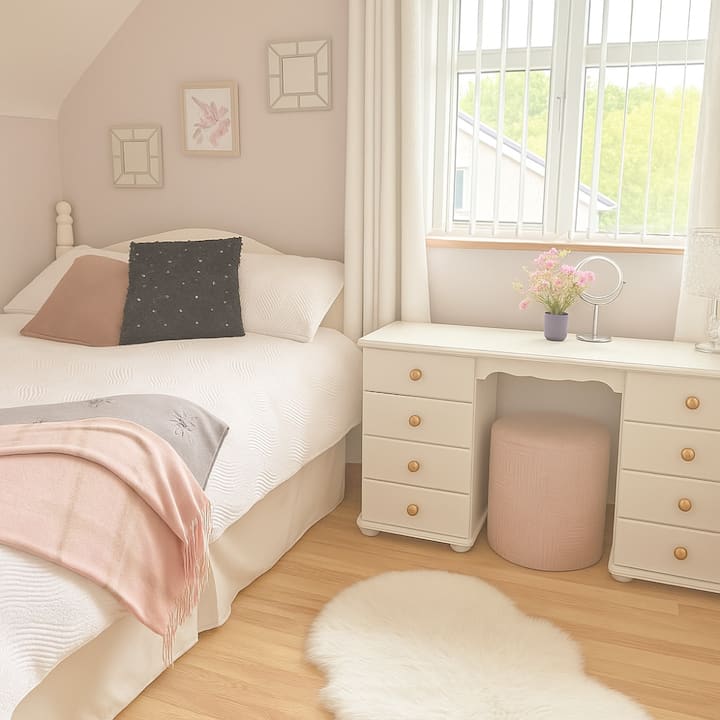 时尚的双人卧室，装饰柔和，床上用品舒适，自然采光充足，是一个宁静而温馨的空间，让您安然入睡。