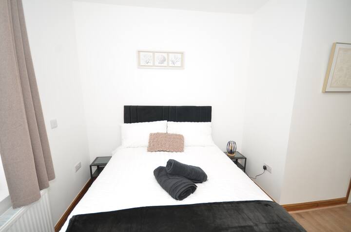 Dormitorio con cama doble y baño en suite en la 1.ª planta