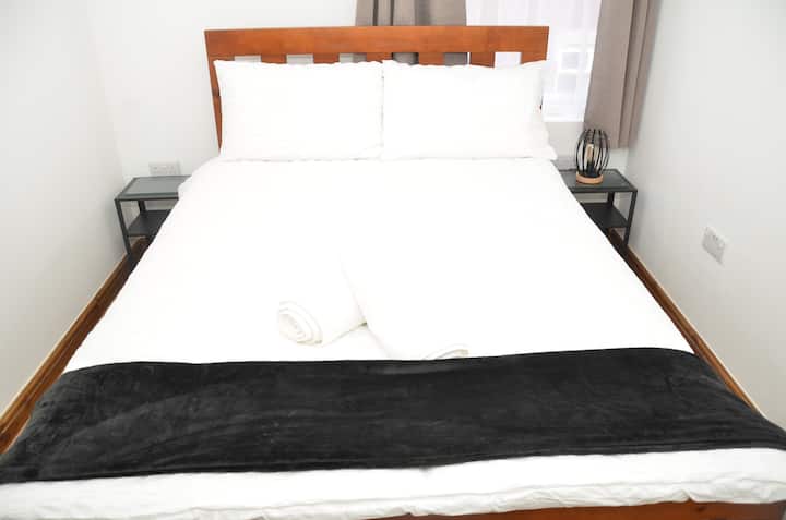 Dormitorio con cama doble en el primer piso Baño compartido en la planta baja