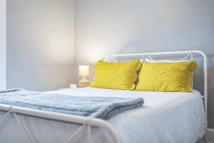 Განიტვირთეთ დედოფლის ზომის ქაფის საწოლზე, რომ დღის ბოლოს იდეალური დასვენება გქონდეთ.