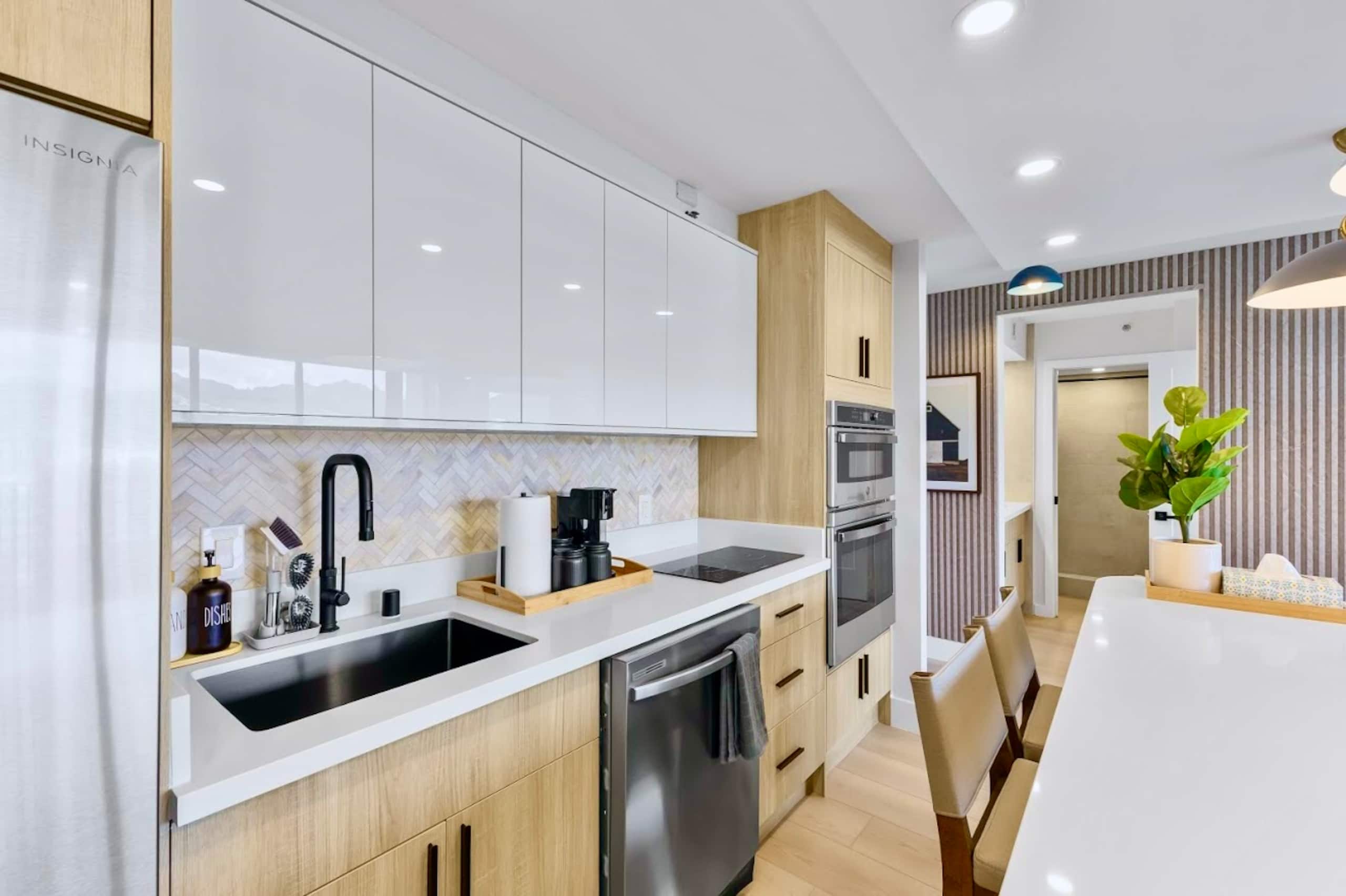 19F-Newly Renovated Banyan- Stunning 1BR/Parking - Image 15