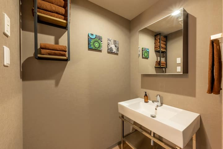 清潔で落ち着いた洗面スペース | 整潔舒適的浴室 | Clean & Relaxing Bathroom

清潔感のある洗面スペースには、大きな鏡と広めのシンクをご用意。
ふかふかのタオルも揃っており、快適にお使いいただけます。
一日の始まりやお休み前のひとときに、心地よい時間をお過ごしください。