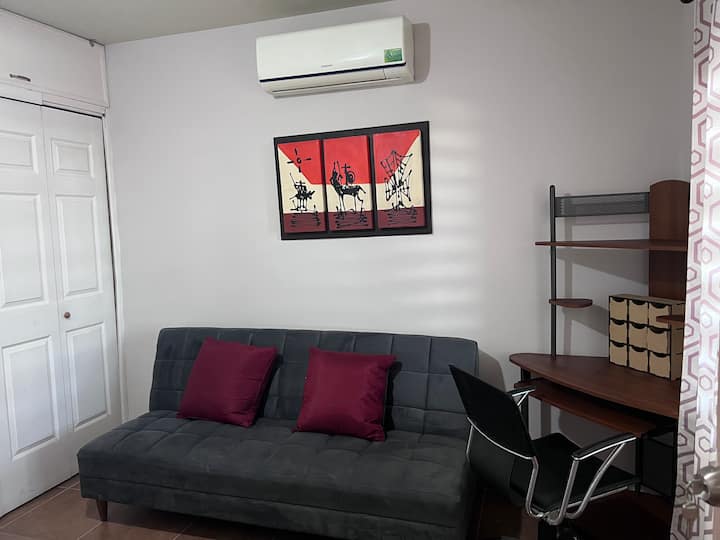 Bureau/chambre avec placard