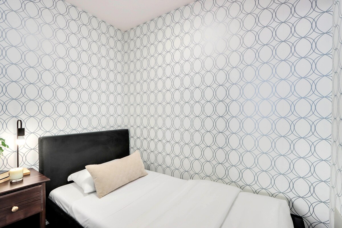 迷人的第二间卧室，配有舒适的单人床、现代设计和时尚的墙纸。 舒适的空间，非常适合独自旅行者或孩子在市中心度假期间放松身心，享受宁静的夜晚睡眠！