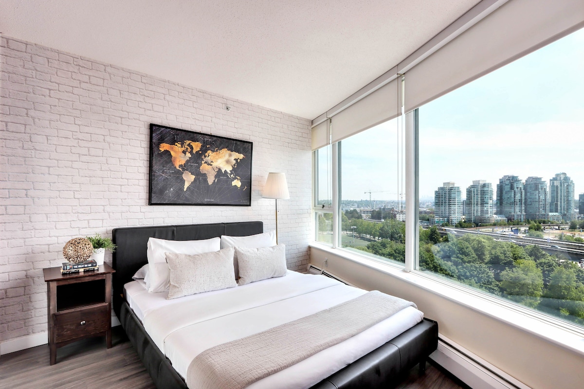 这间舒适的卧室配有豪华的标准双人床、时尚的装饰和落地窗，可欣赏迷人的城市和自然景观，让您尽情放松身心。 在探索市中心一天后放松身心，放松身心，充电的完美度假胜地！