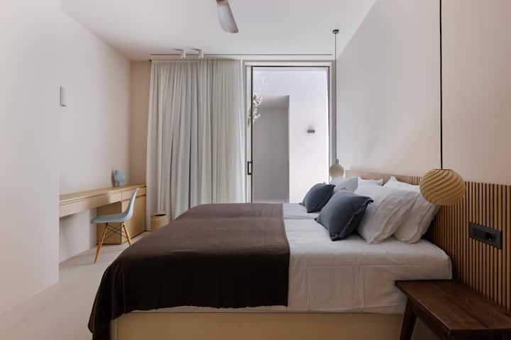 Inafaa kwa watoto au makundi, chumba hiki cha kulala kina vitanda viwili vya ukubwa wa mapacha (0.90 x 2.00m), ambavyo vinaweza kuunganishwa kwenye kitanda cha ukubwa wa King (1.80m x 2.00m) wakati wa ombi.