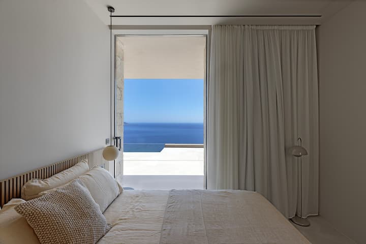 Chumba hiki cha kulala pia kina ufikiaji wa moja kwa moja kwenye eneo la nje. 