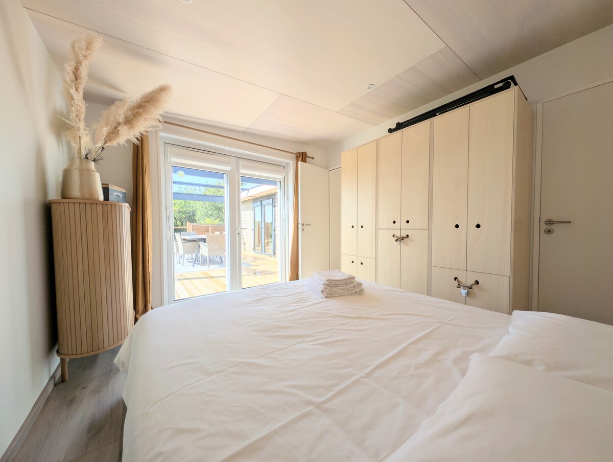 La pièce s'ouvre sur l'extérieur grâce à une large porte-fenêtre. De plus, la chambre est climatisée pour assurer votre confort.
Draps et serviettes disponibles à la location.