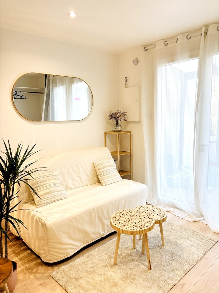 Sebule iliyo wazi yenye kitanda cha sofa chenye starehe. Sehemu ya kirafiki na inayofaa ya kupumzika au kukaribisha wageni.