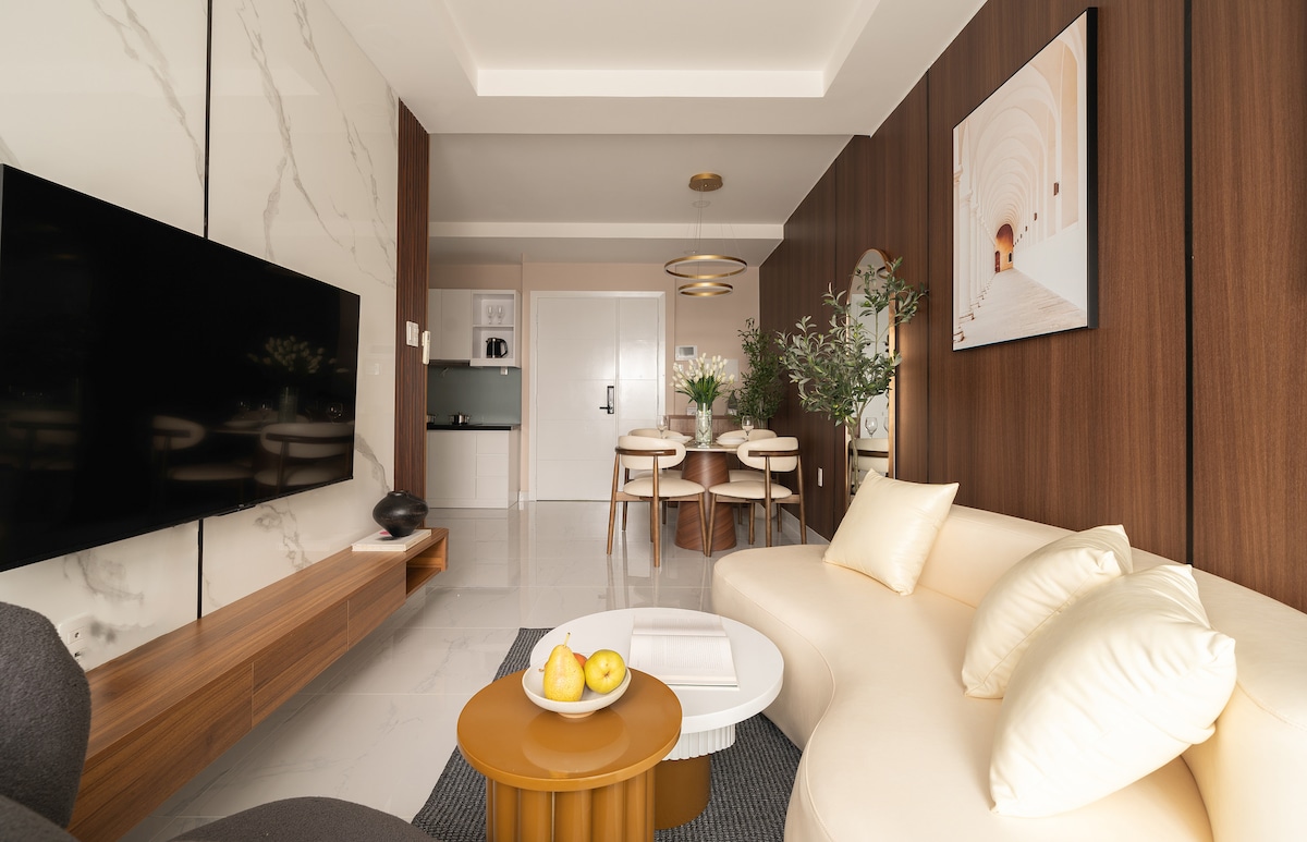 Tanto si estás aquí por trabajo como de vacaciones, esta sala de estar está diseñada para que te sientas como en casa: tranquila, elegante e inolvidable.